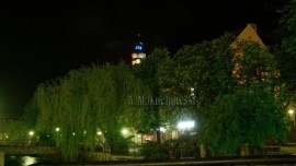Deptak nocą z widokiem na wieżę kościoła (Kościół Parafialny p.w. Wniebowzięcia NMP)