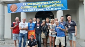 Podsumowanie XX Mistrzostw Polski Oldbo'ów w koszykówce Kliknięcie w obrazek spowoduje wyświetlenie jego powiększenia